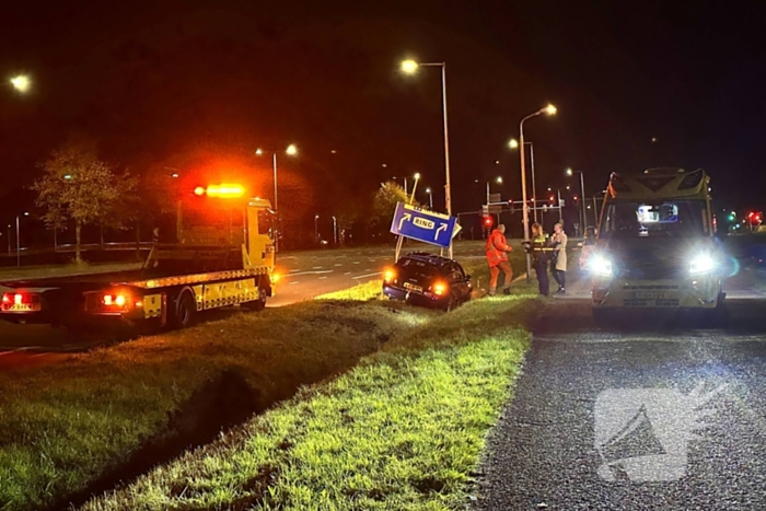 Automobilist verliest macht over stuur ramt verkeersbord en belandt in greppel