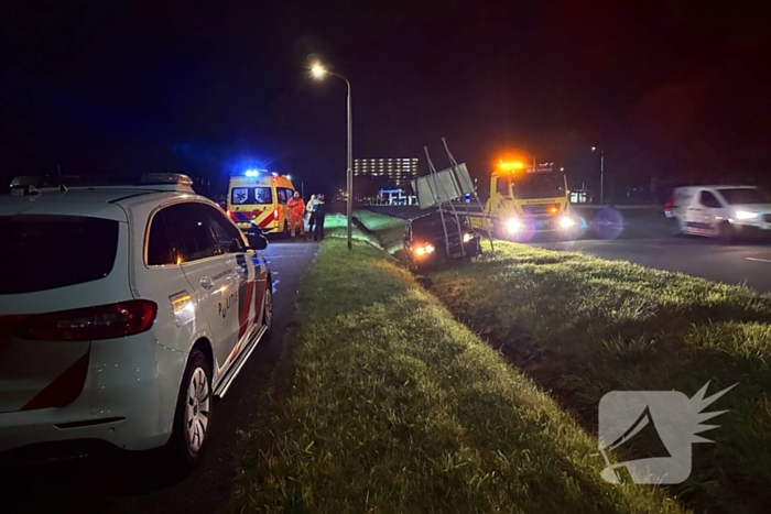 Automobilist verliest macht over stuur ramt verkeersbord en belandt in greppel