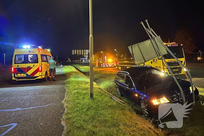 Automobilist verliest macht over stuur ramt verkeersbord en belandt in greppel