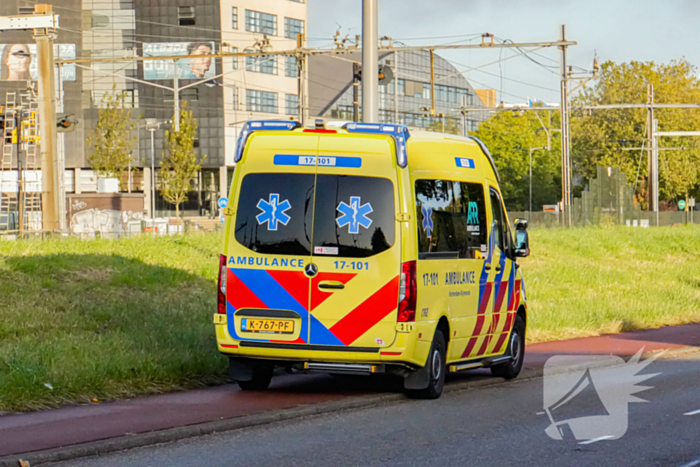 Scooterrijder en automobilist in botsing