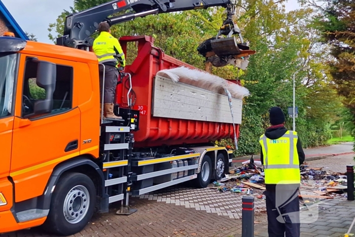 Containerwagen dumpt brandend afval op straat