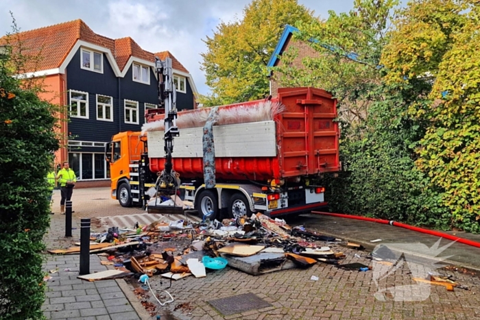 Containerwagen dumpt brandend afval op straat