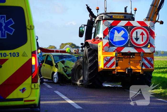 Automobilist komt om bij botsing met tractor