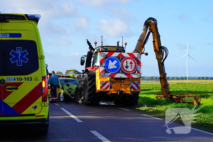 Automobilist komt om bij botsing met tractor