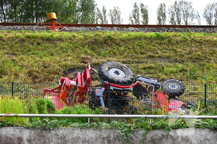 Tractormaaier kantelt