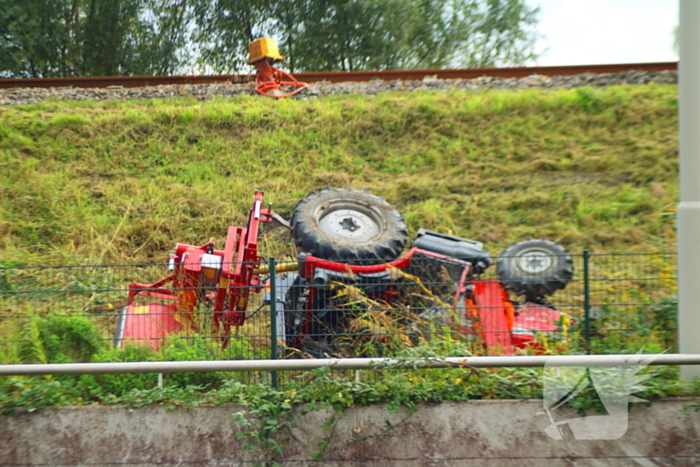 Tractormaaier kantelt