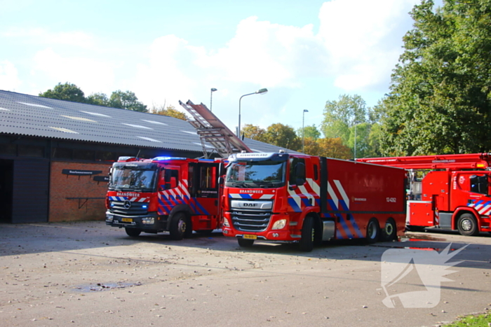 Brandweer groots ingezet voor brand bij manege