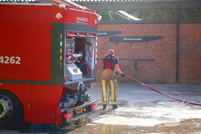 Brandweer groots ingezet voor brand bij manege