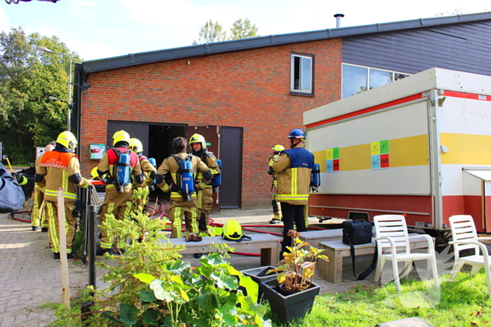 Brandweer groots ingezet voor brand bij manege