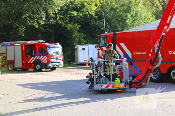 Brandweer groots ingezet voor brand bij manege