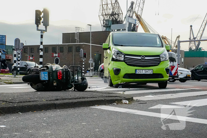 Scooterrijder gelanceerd bij botsing met bestelbus