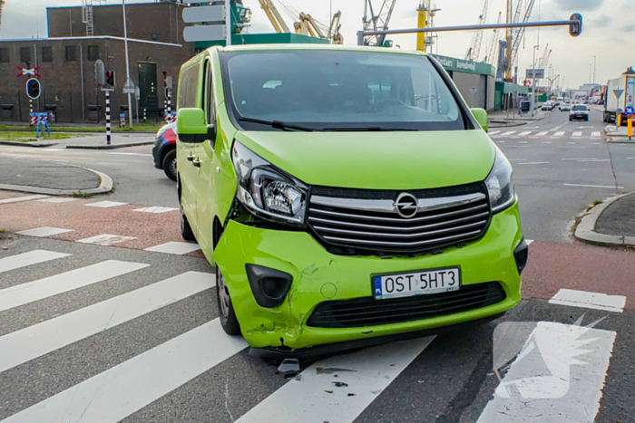 Scooterrijder gelanceerd bij botsing met bestelbus