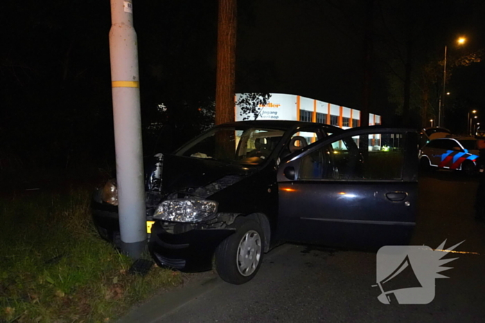 Automobilist klapt op lantaarnpaal