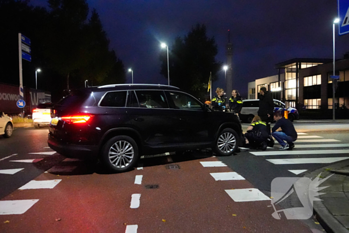 Scooterrijder klapt op personenauto