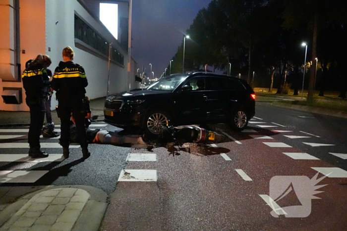 Scooterrijder klapt op personenauto