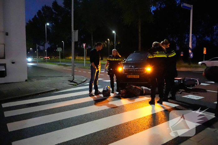 Scooterrijder klapt op personenauto