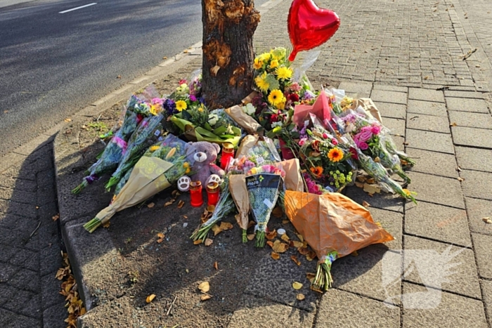 Herdenking en veel bloemen op plek overleden 18-jarige jongen