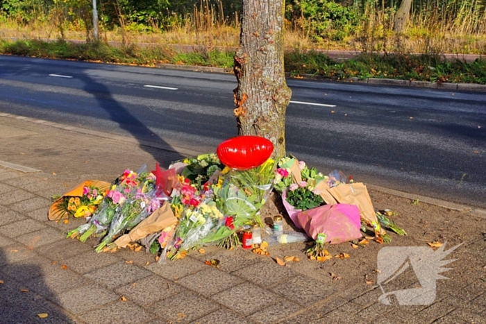 Herdenking en veel bloemen op plek overleden 18-jarige jongen