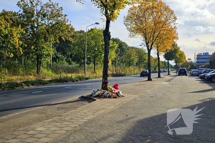 Herdenking en veel bloemen op plek overleden 18-jarige jongen