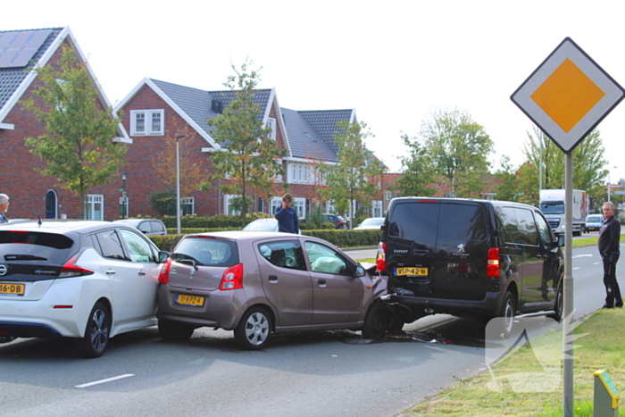 Grote opstopping door ongeval met drie voertuigen