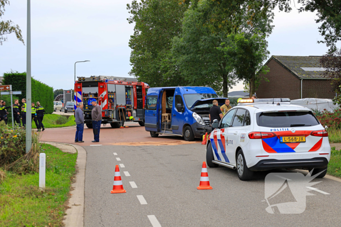 Bestelbus op zijn kant bij aanrijding