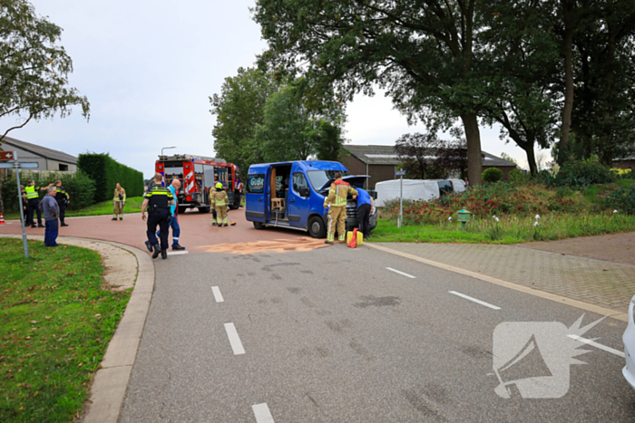 Bestelbus op zijn kant bij aanrijding