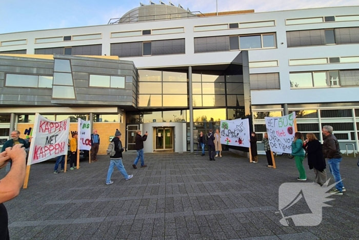 Protestactie tegen bomenkap in bos van Los