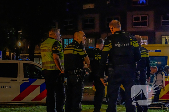 Persoon met nerfpistolen in elkaar geslagen, groep jongens slaan op de vlucht