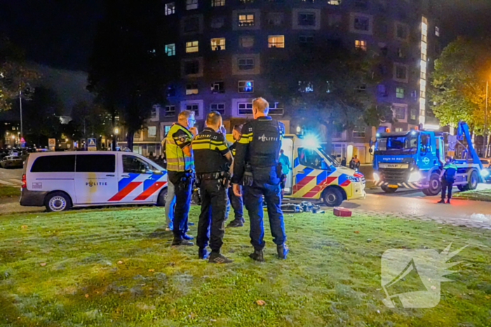 Persoon met nerfpistolen in elkaar geslagen, groep jongens slaan op de vlucht