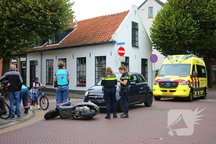 Scooterrijder botst op auto