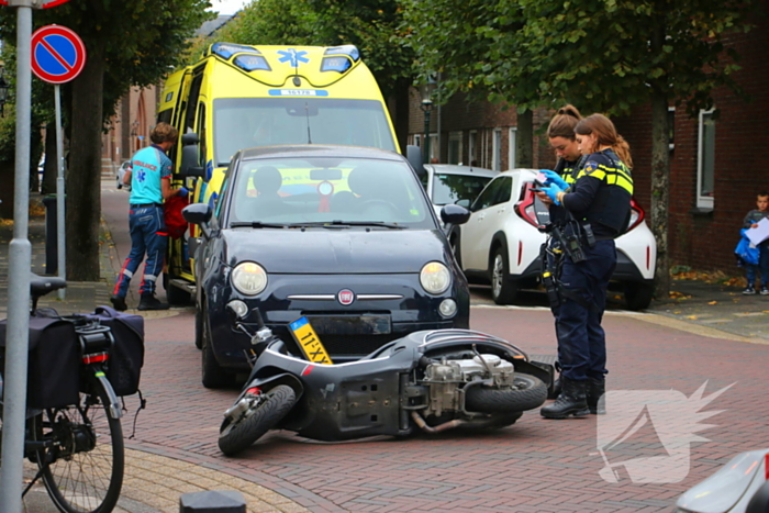 Scooterrijder botst op auto