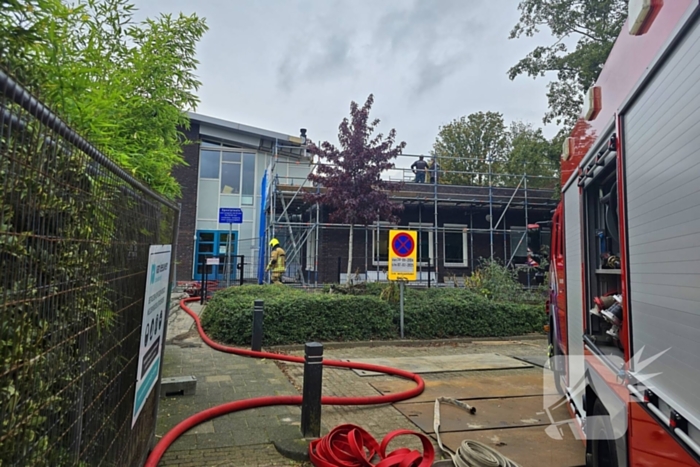 Brandweer blust brand op dak van basisschool