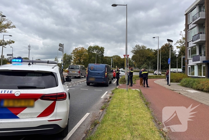 Bestelbus betrokken bij kop-staartbotsing met drie voertuigen