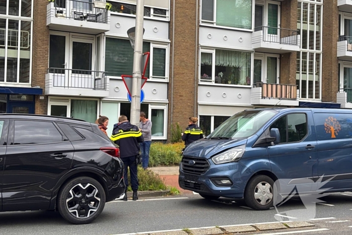 Bestelbus betrokken bij kop-staartbotsing met drie voertuigen