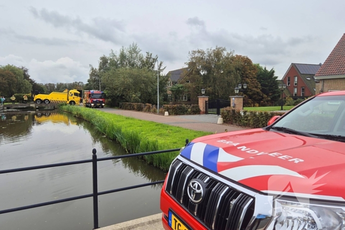 Vrachtwagen rijdt dieseltank lek