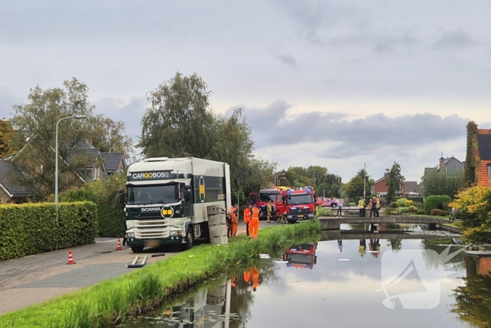 Vrachtwagen rijdt dieseltank lek