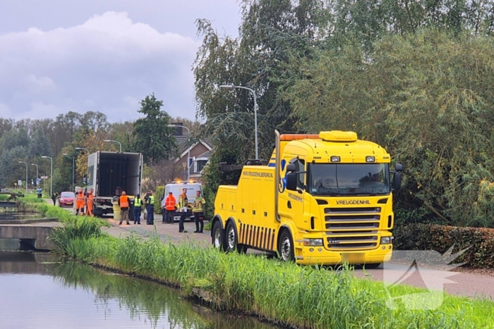 Vrachtwagen rijdt dieseltank lek