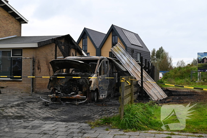 Geparkeerde bestelbus gaat in vlammen op