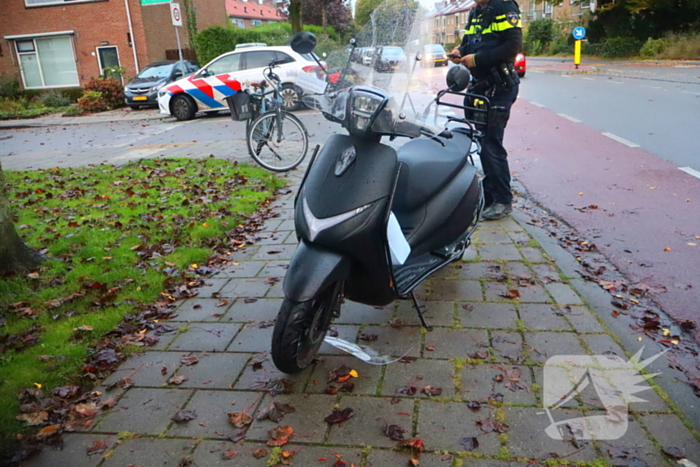 Scooterrijder gewond door gladde bladeren op de weg