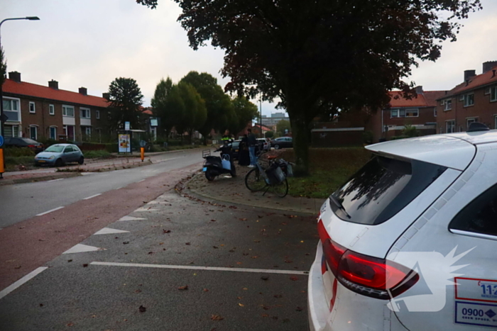 Scooterrijder gewond door gladde bladeren op de weg