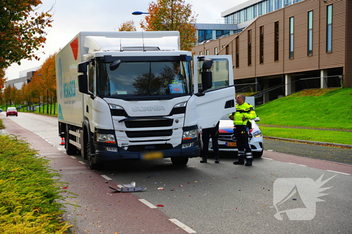 Vrachtwagen klapt achterop auto