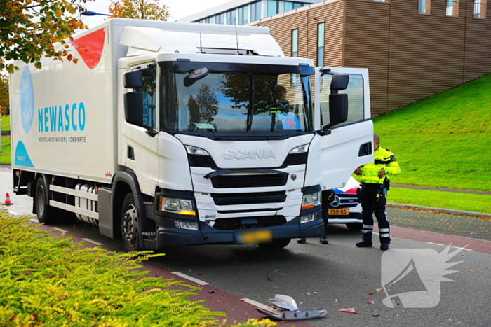 Vrachtwagen klapt achterop auto