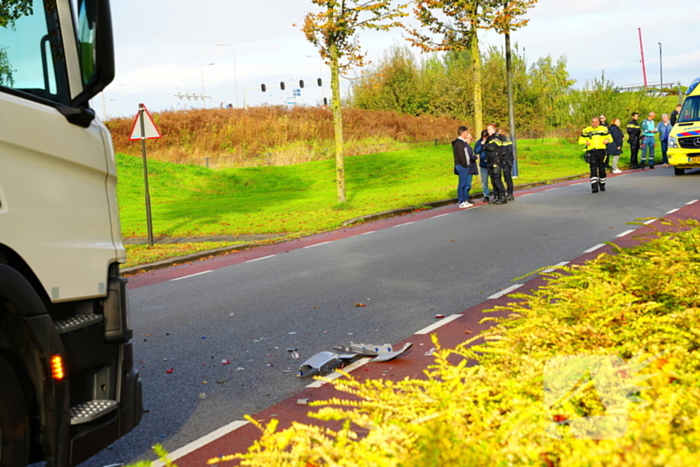 Vrachtwagen klapt achterop auto