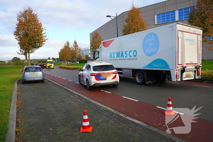 Vrachtwagen klapt achterop auto