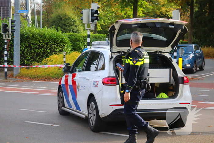 Fietser, bestelbus en auto komen met elkaar in botsing