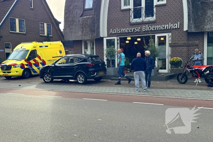 Brommerrijder en automobilist met elkaar in botsing