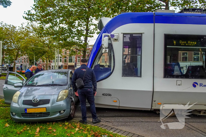 Tram rijdt personenauto aan