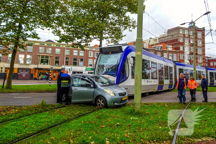 Tram rijdt personenauto aan