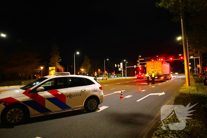 Weg afgesloten na ongeval tussen auto en vrachtwagen