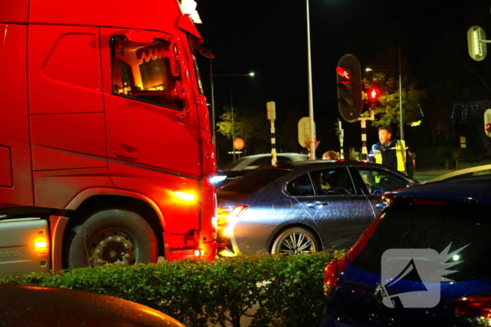 Weg afgesloten na ongeval tussen auto en vrachtwagen